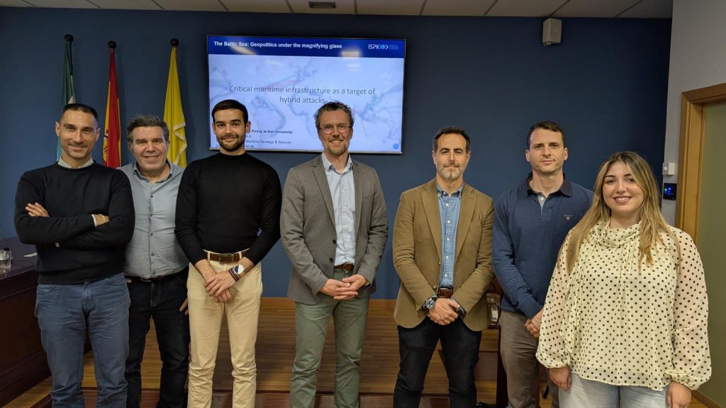 La Alianza SEA-EU refuerza el Máster en Protección y Seguridad Marítima de la UCA con la visita del experto en seguridad marítima Johannes Peters, de la Universidad de Kiel